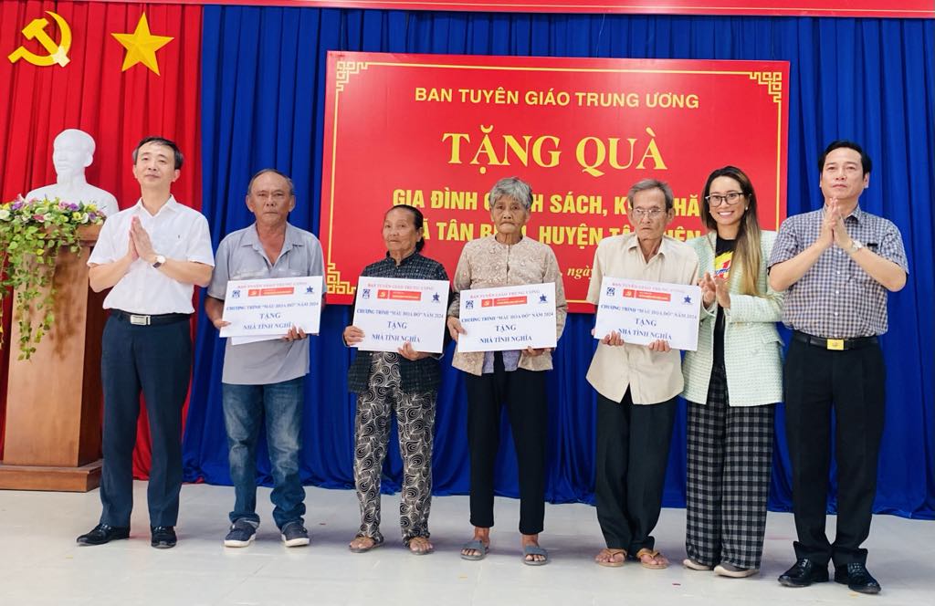 Ban Tuyên giáo Trung ương và Tổng Liên đoàn Lao động Việt Nam tặng quà gia đình chính sách ở Tây Ninh
