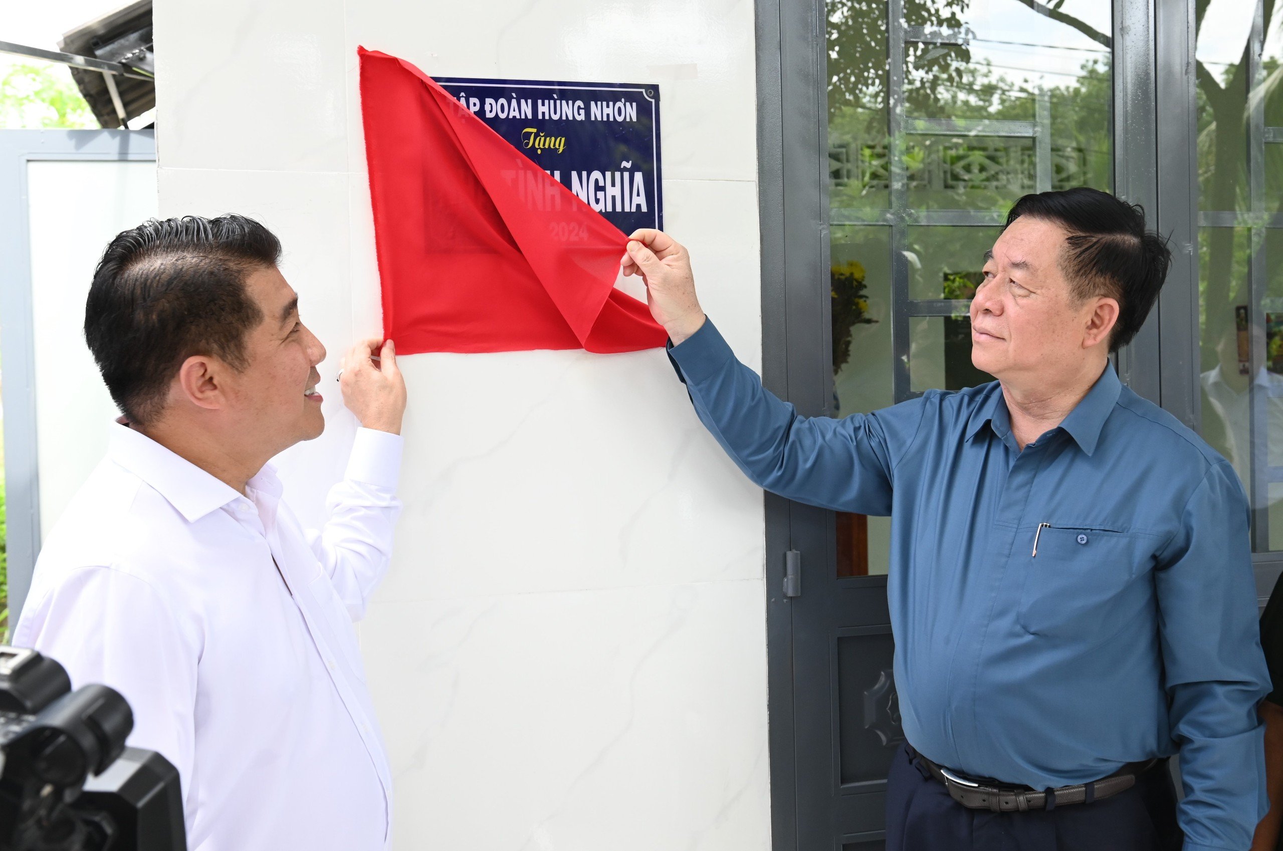 Trưởng Ban Tuyên giáo Trung ương Nguyễn Trọng Nghĩa tặng nhà tình nghĩa cho gia đình chính sách tại Tây Ninh