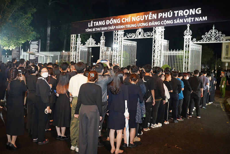 TP Hồ Chí Minh Lễ viếng Tổng Bí thư Nguyễn Phú Trọng kéo dài tới 23 giờ