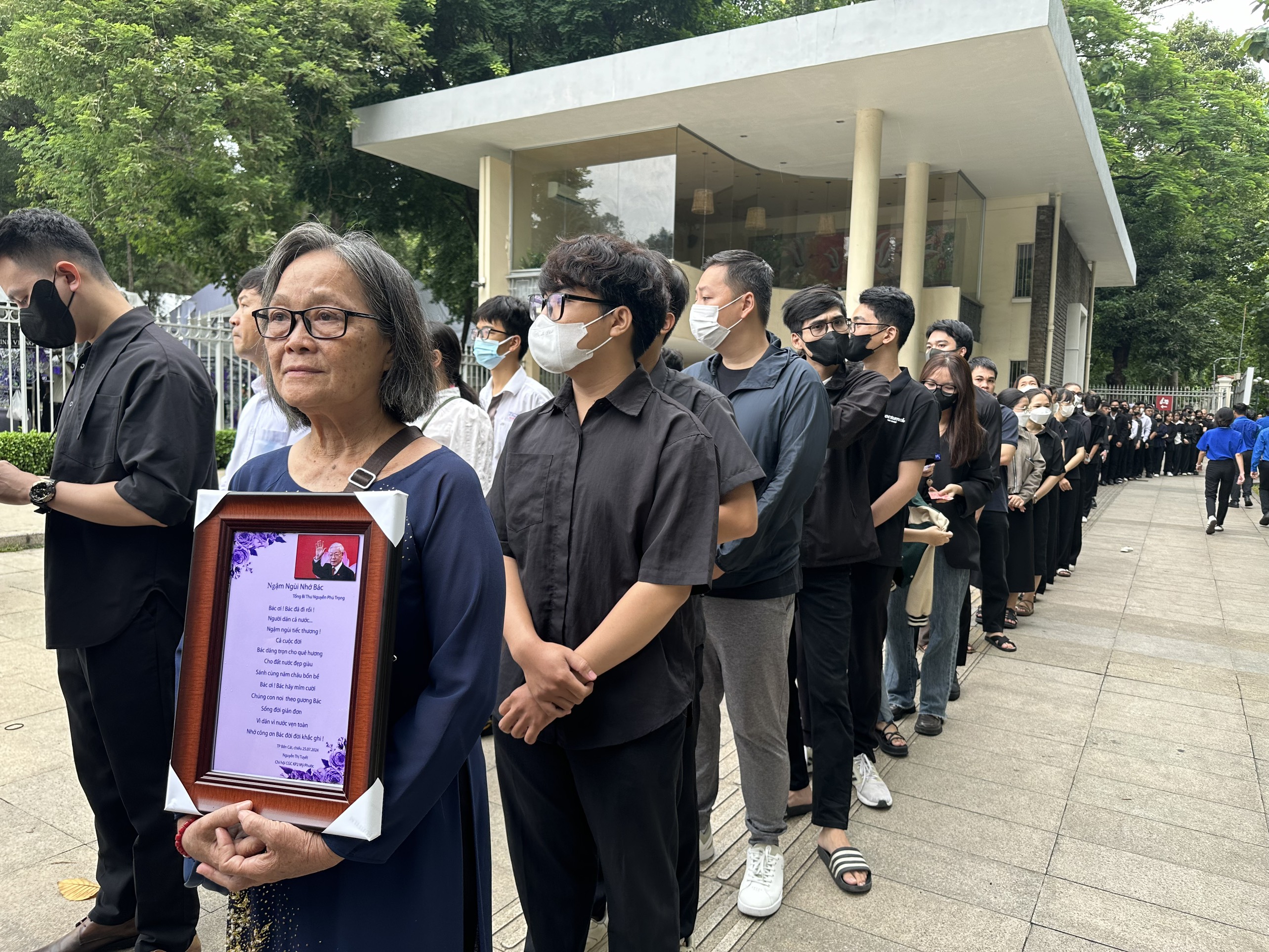 Rất đông người dân xếp hàng vào viếng Tổng Bí thư Nguyễn Phú Trọng tại Hội trường Thống Nhất