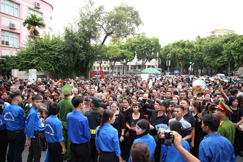 Dòng người đổ về Nhà Tang lễ Quốc gia viếng Tổng Bí thư Nguyễn Phú Trọng