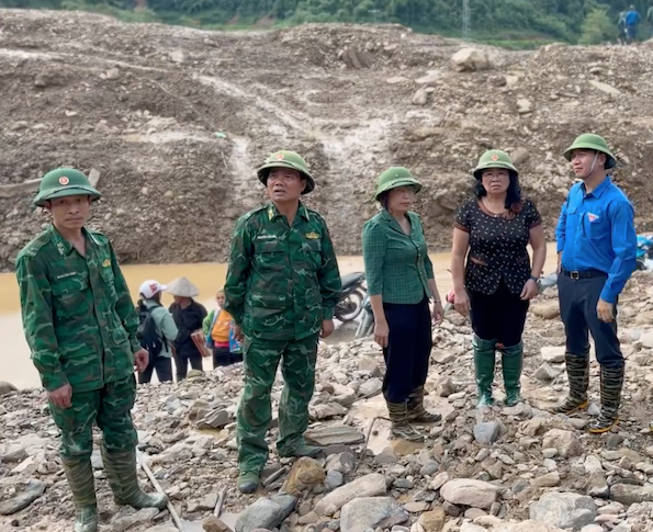Hỗ trợ người dân bị lũ quét tại Điện Biên
