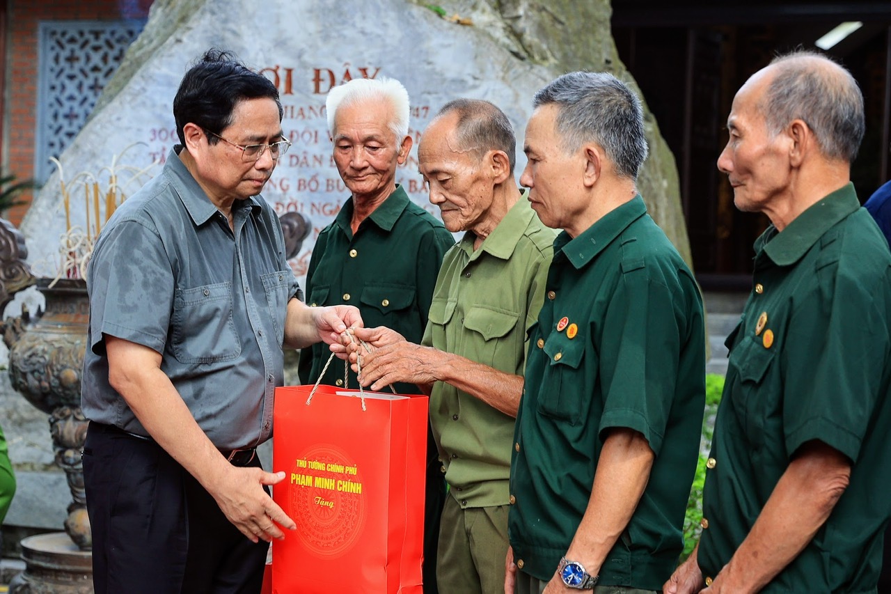 Thủ tướng tưởng niệm các Anh hùng liệt sĩ và tặng quà gia đình chính sách tại Thái Nguyên