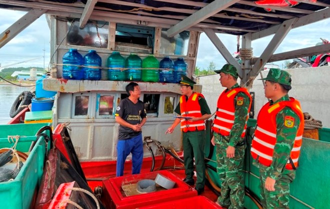 Phát hiện tàu cá chở 20 000 lít dầu DO không hóa đơn, chứng từ