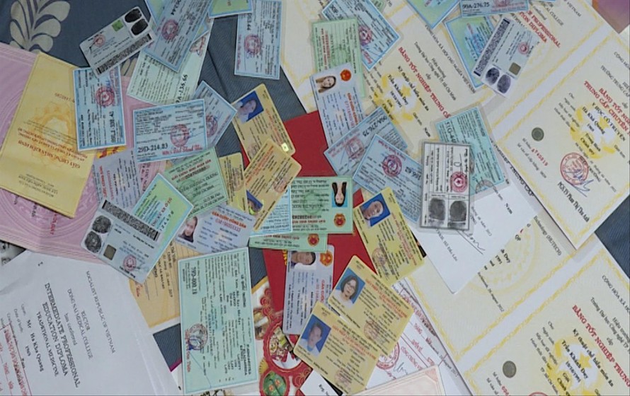 Làm giả văn bằng có bị xử lý hình sự