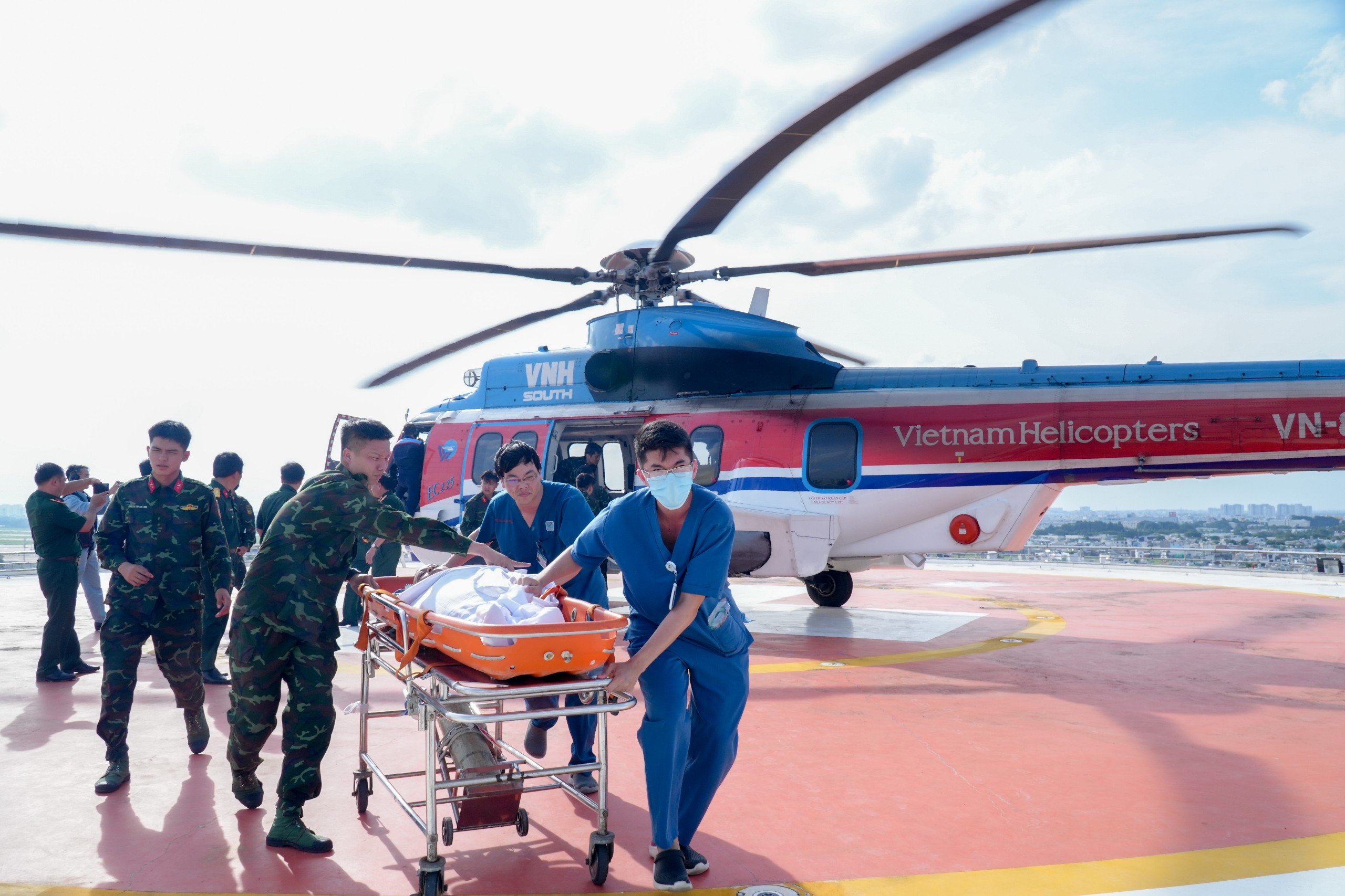 Hai bệnh nhân nặng từ huyện đảo Trường Sa được đưa về đất liền điều trị bằng trực thăng