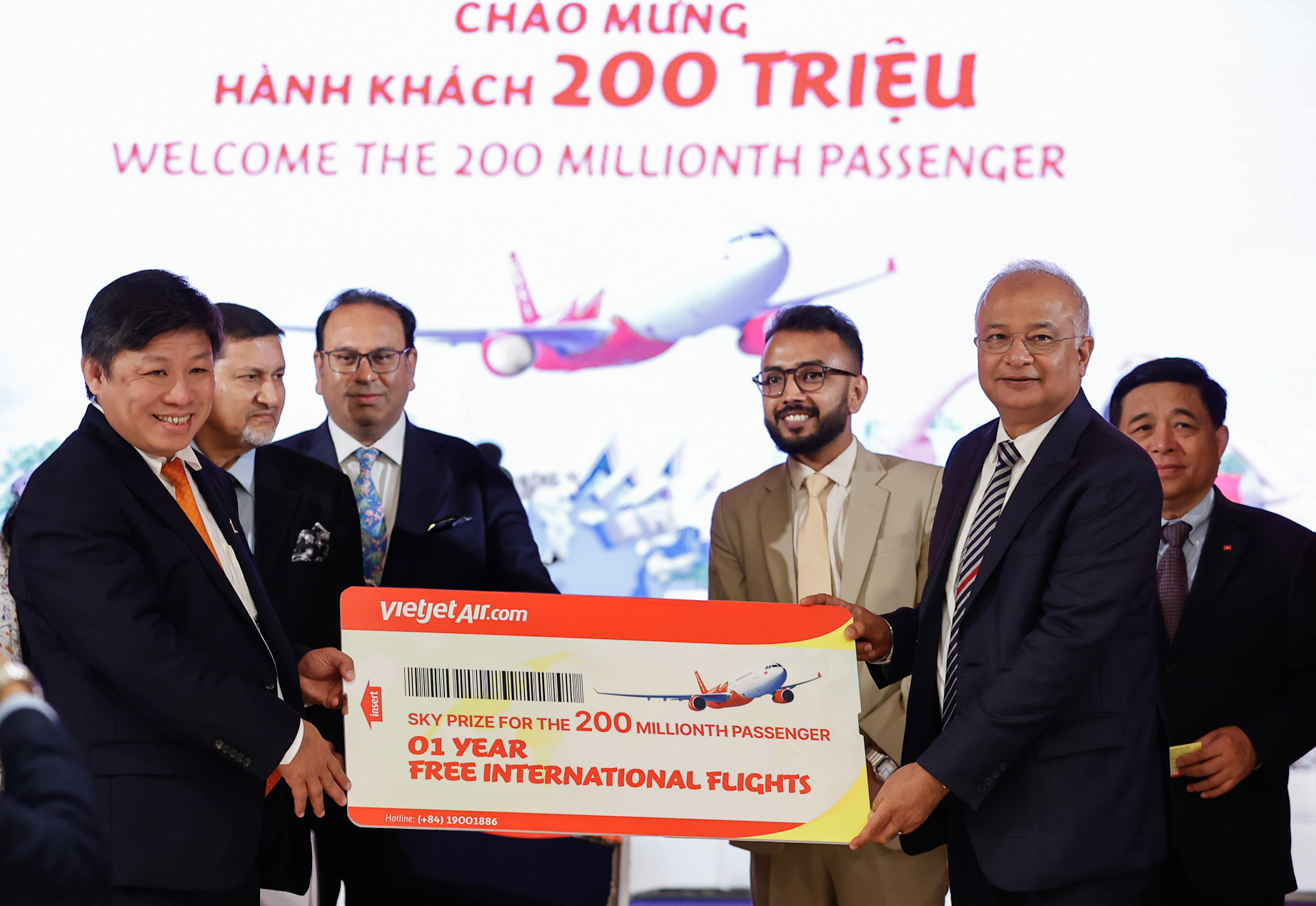 Vietjet chào đón hành khách thứ 200 triệu, công bố đường bay mới Ahmedabad Ấn Độ - Đà Nẵng
