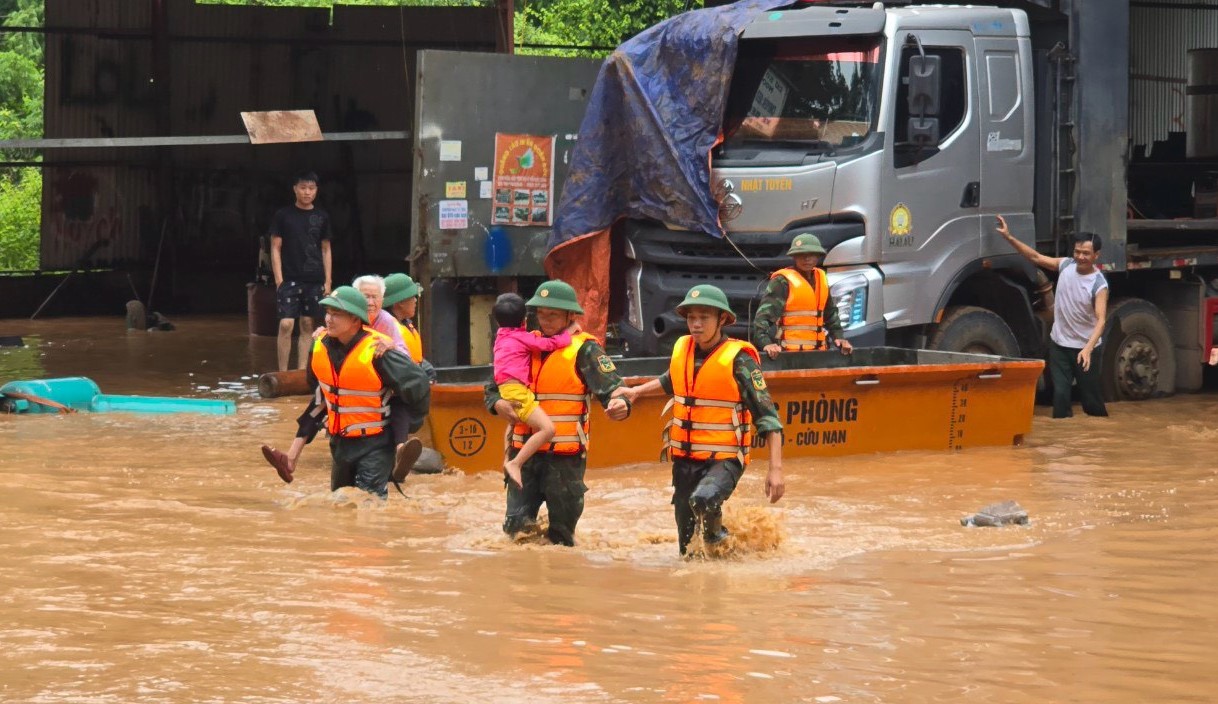 Lực lượng vũ trang Quân khu 2 giúp dân vùng lũ sớm ổn định cuộc sống