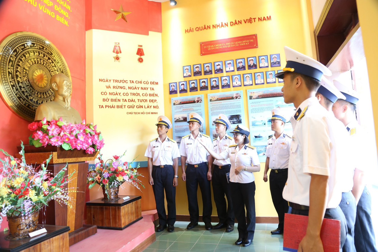 Tuổi trẻ Vùng 4 Hải quân tham quan, học tập truyền thống