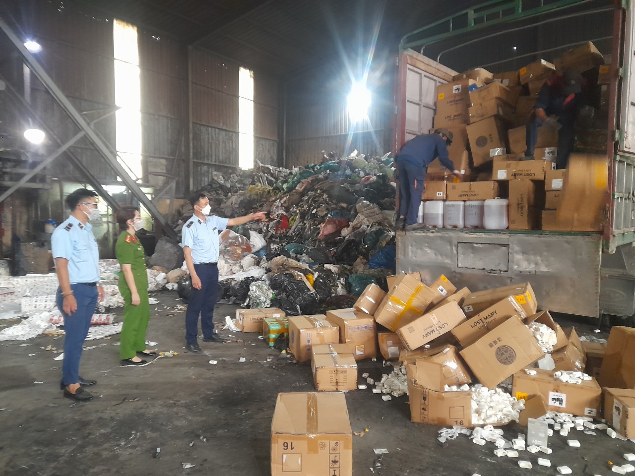 Hưng Yên Giám sát tiêu hủy trên 160 000 thiết bị thuốc lá điện tử