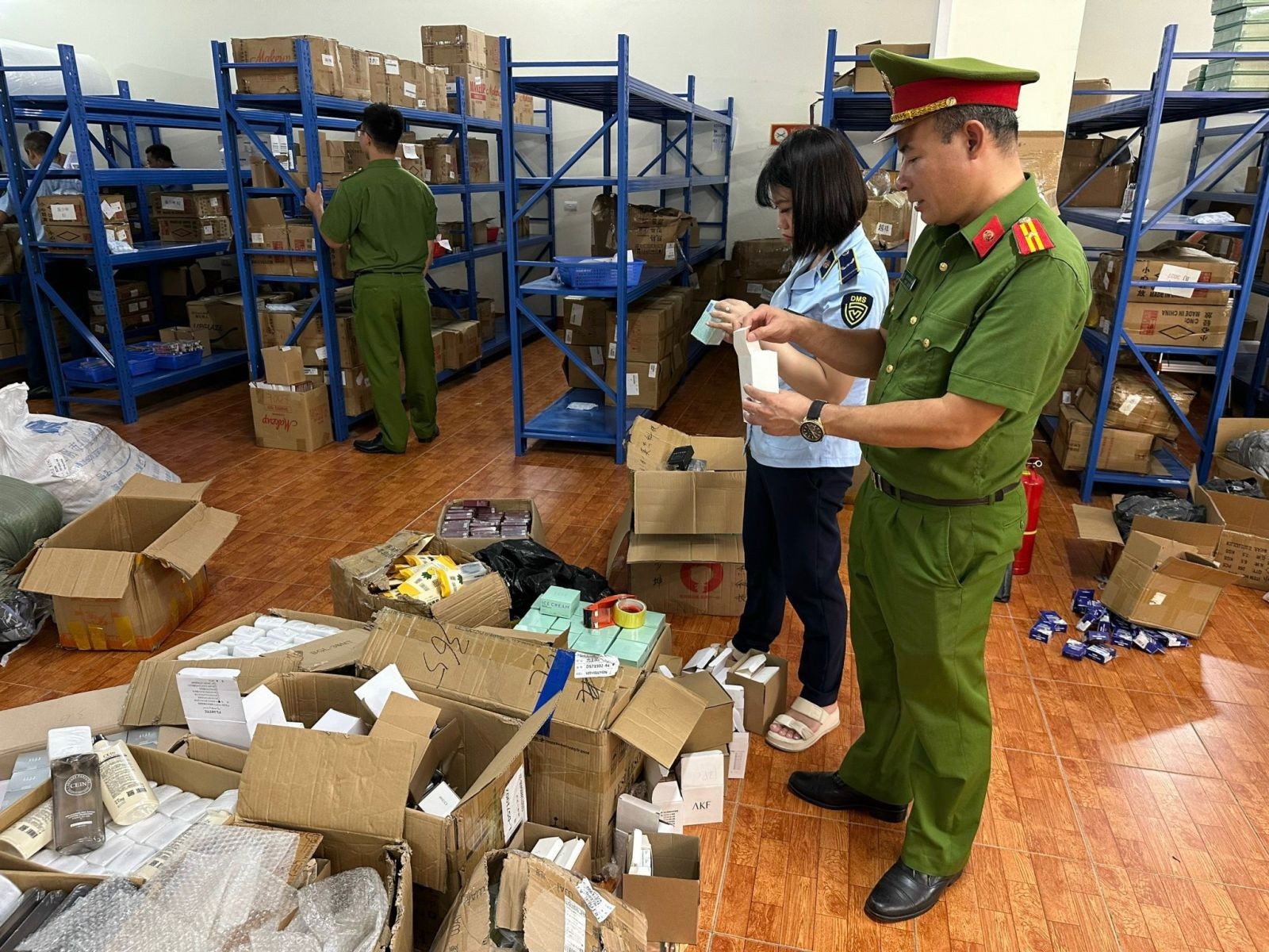 Phát hiện kho mỹ phẩm lậu, thu giữ hơn 70 000 sản phẩm