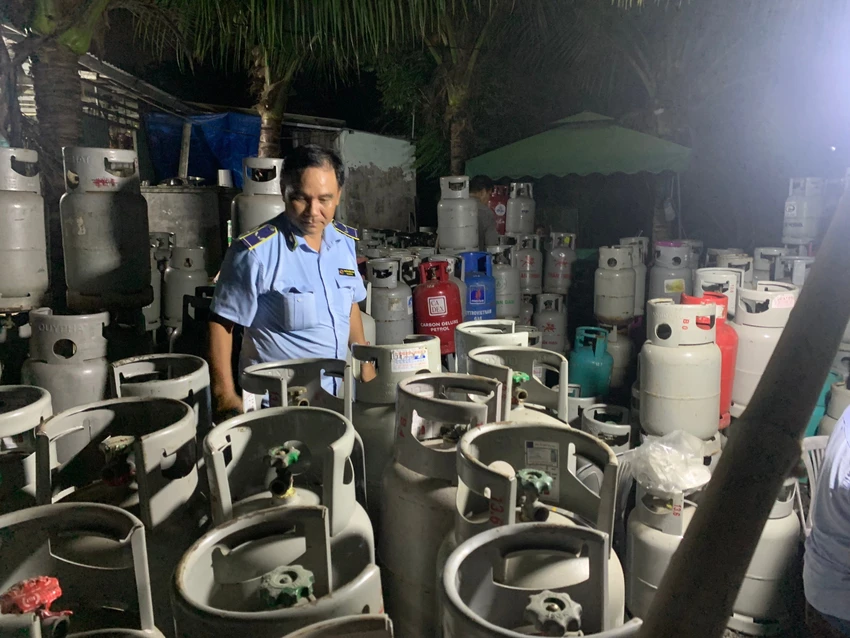 Phát hiện điểm kinh doanh hơn 300 bình gas không đảm bảo an toàn