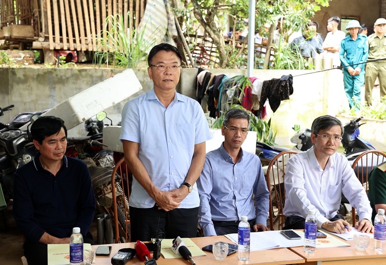 Phó Thủ tướng Lê Thành Long thăm hỏi người dân vùng ngập lụt ở Sơn La