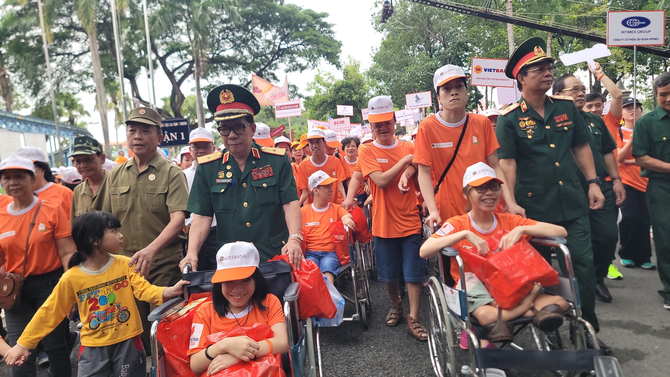 TP Hồ Chí Minh Hơn 5 000 cán bộ, chiến sĩ và người dân đi bộ đồng hành cùng nạn nhân da cam