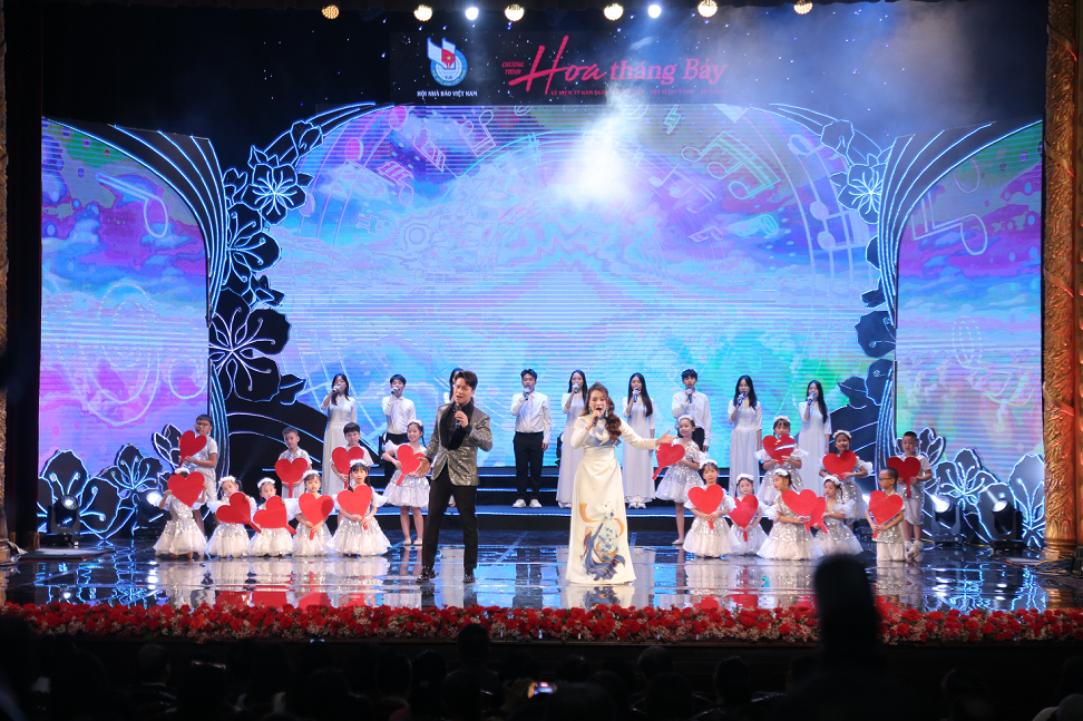 Chương trình “Hoa tháng Bảy” Thiêng liêng và tự hào