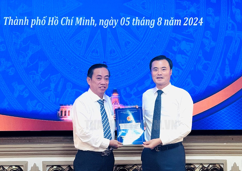 TP Hồ Chí Minh trao quyết định cán bộ