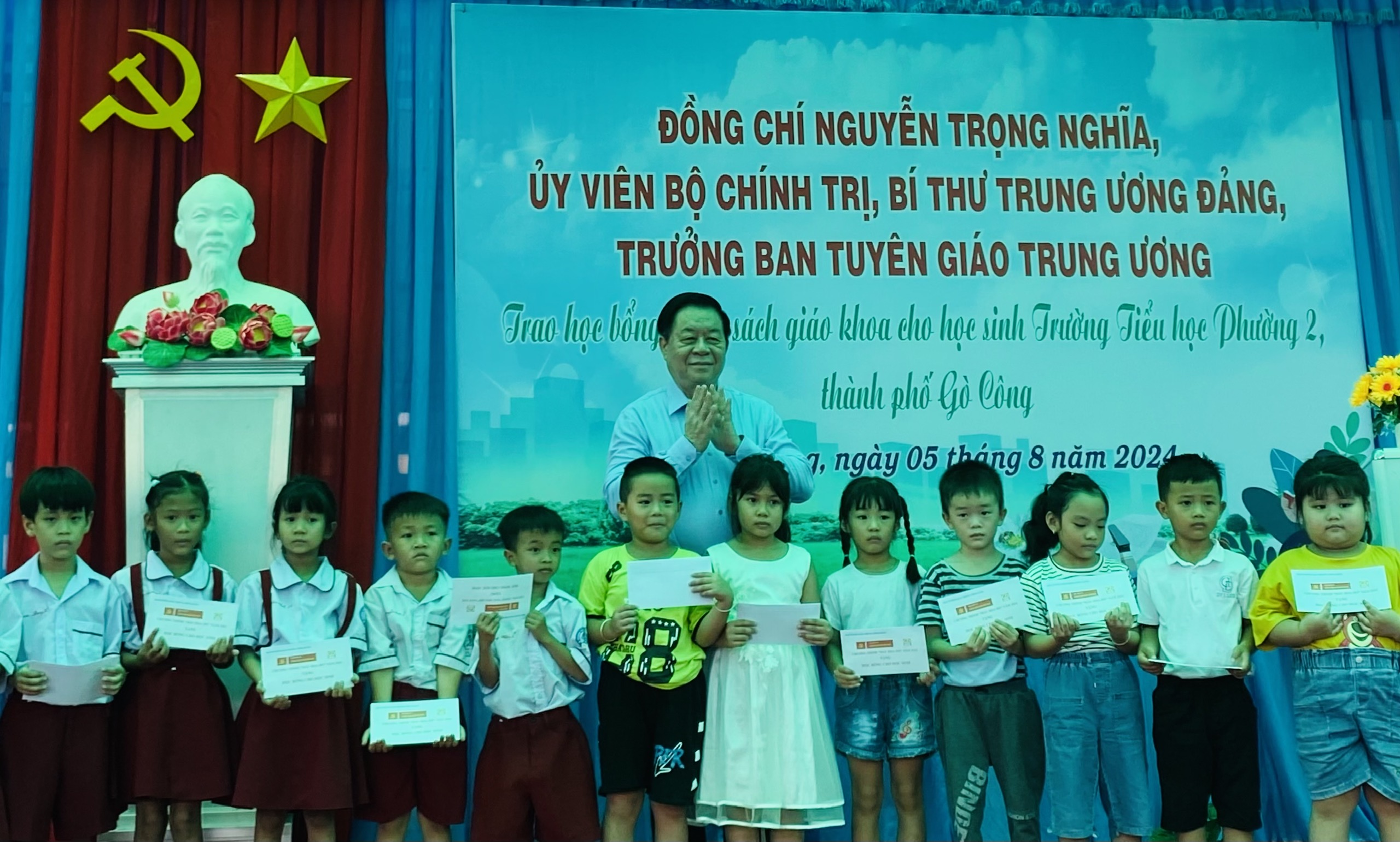 Đồng chí Nguyễn Trọng Nghĩa trao tặng sách và học bổng cho học sinh ở Tiền Giang