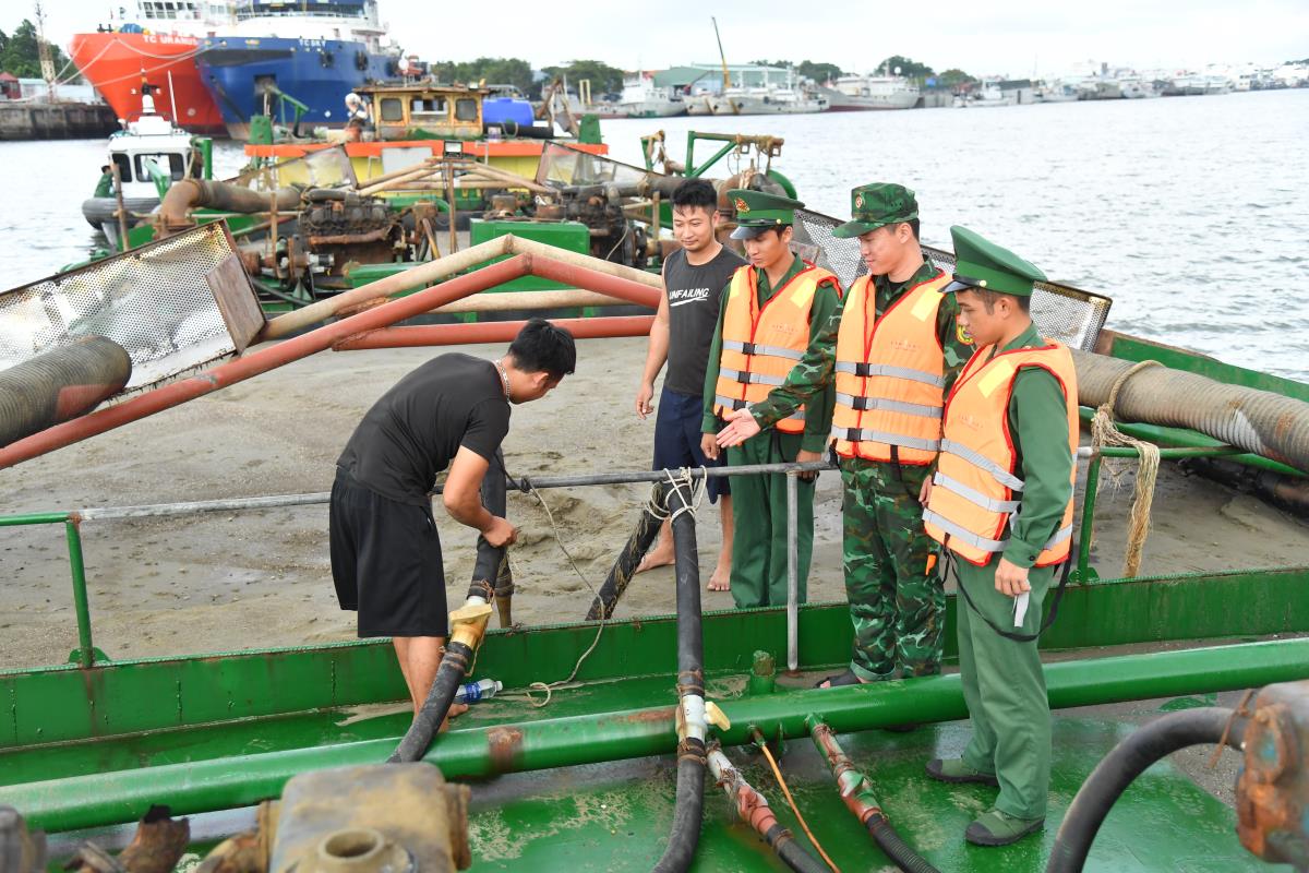 Tạm giữ 2 tàu vận chuyển cát trái phép