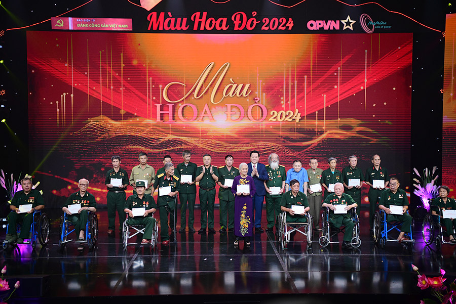 “Màu hoa đỏ” - khúc tráng ca hào hùng về một thời hoa lửa