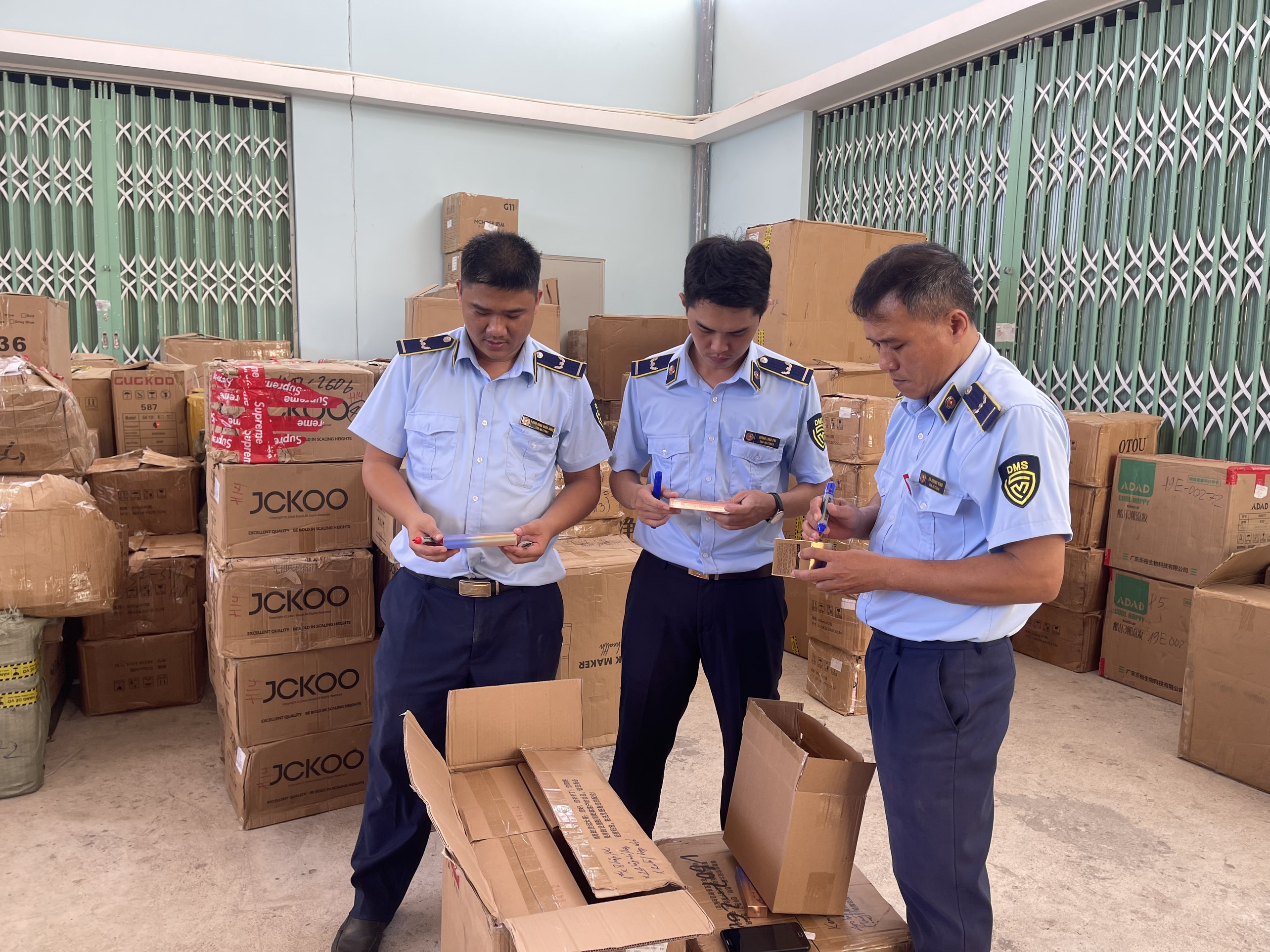 Phú Yên Bắt giữ hơn 20 tấn mỹ phẩm, đồ gia dụng có dấu hiệu vi phạm pháp luật