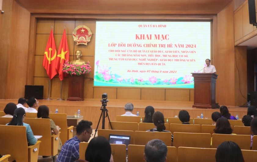 Bồi dưỡng chính trị hè cho gần 4 000 cán bộ quản lý, giáo viên toàn quận Ba Đình, Hà Nội