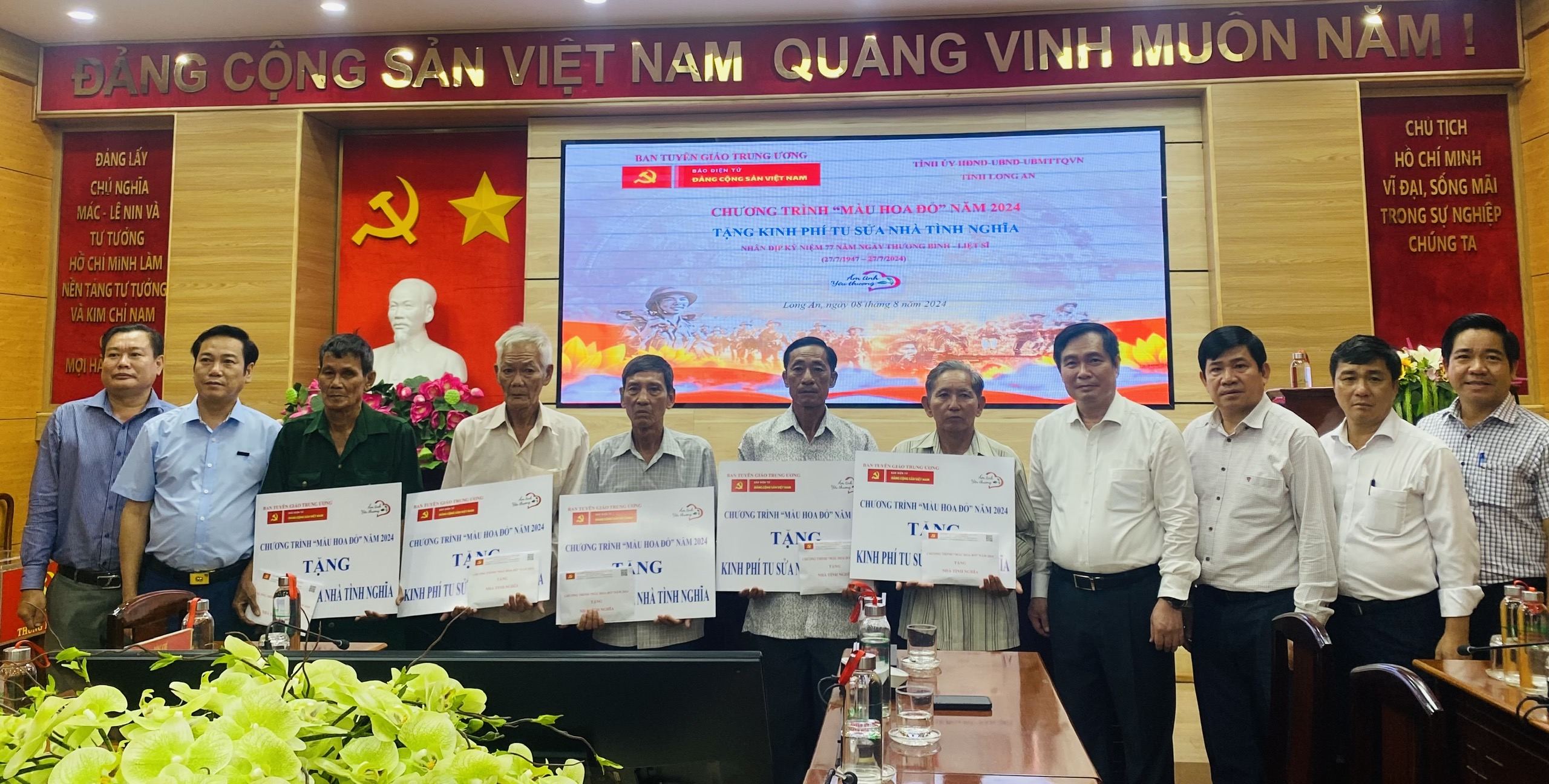 Chương trình Màu hoa đỏ hỗ trợ tu sửa nhà tình nghĩa tại Long An