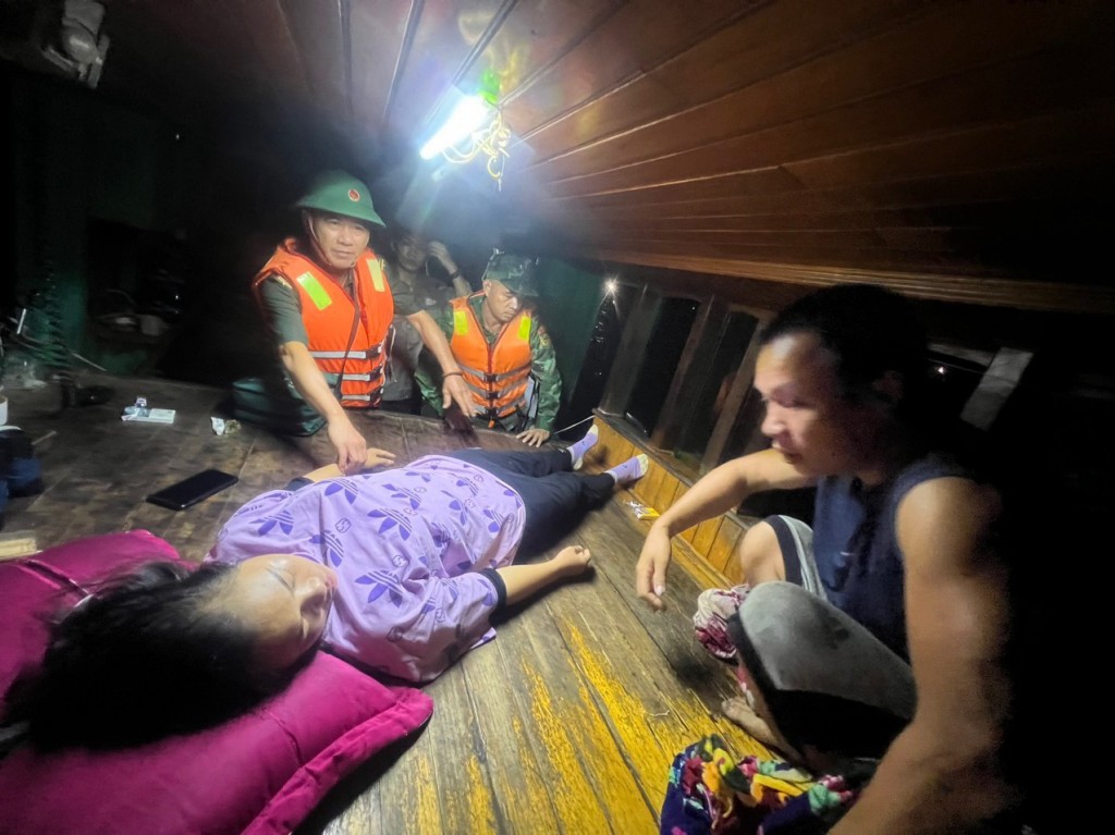 Bộ đội Biên phòng Quảng Ninh cứu ngư dân gặp nạn