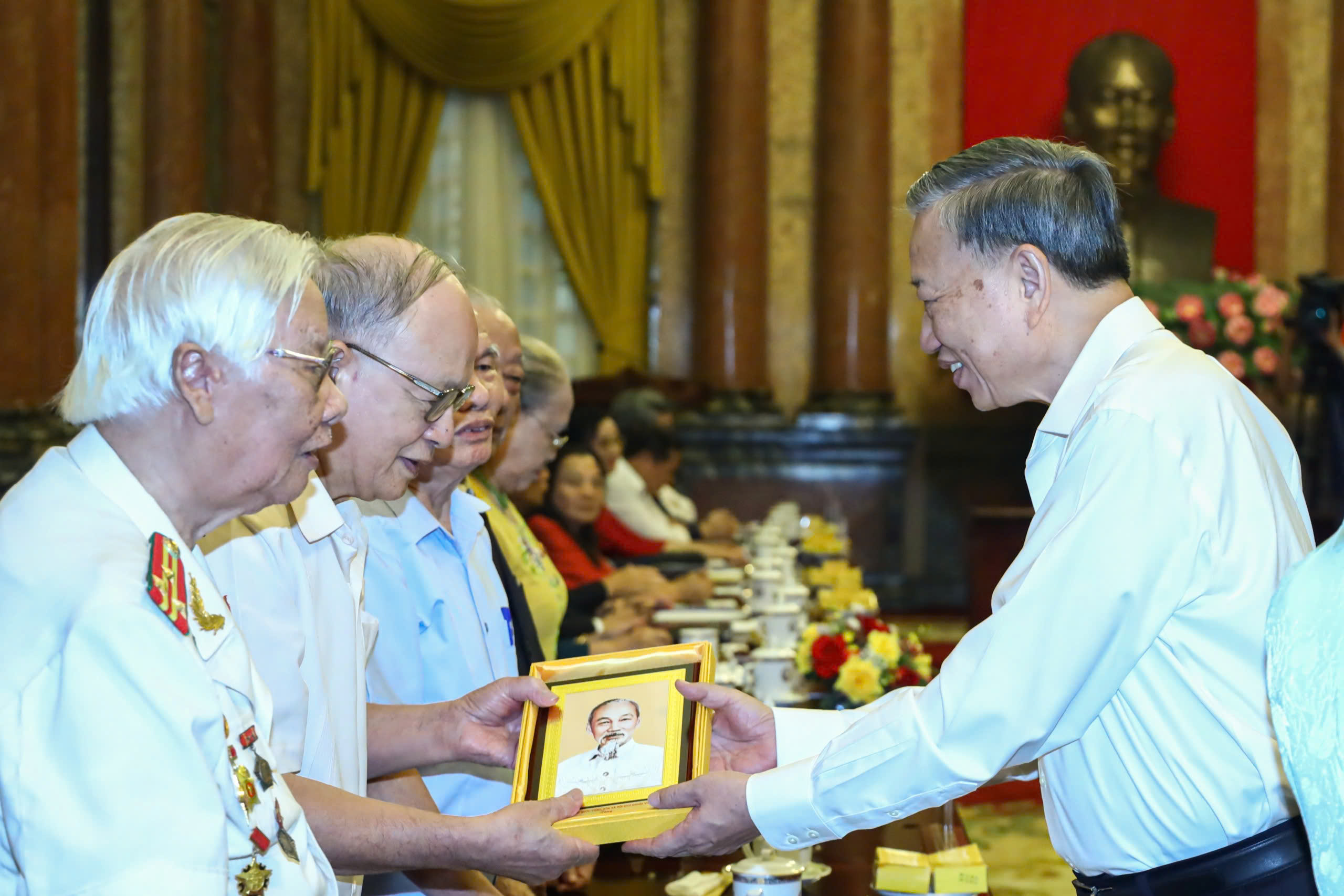 Tổng Bí thư, Chủ tịch nước Tô Lâm gặp mặt cán bộ từng phục vụ Bác Hồ tại Phủ Chủ tịch