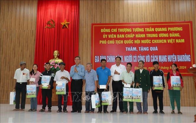 Phó Chủ tịch Quốc hội Trần Quang Phương thăm và tặng quà tại Quảng Trị