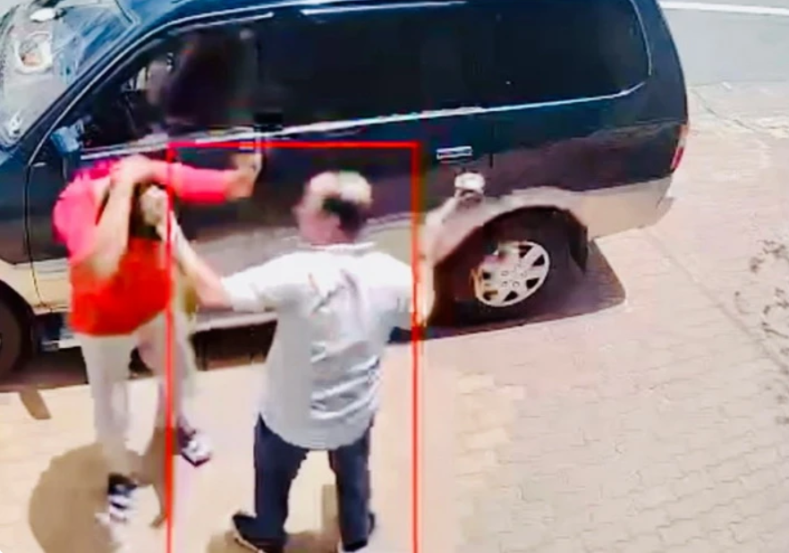 Khởi tố đối tượng dùng khúc xương bò đập vỡ kính ô tô ở Bình Dương