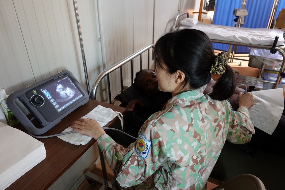 Bác sĩ mũ nồi xanh Việt Nam khám bệnh miễn phí cho các nữ cảnh sát Ghana