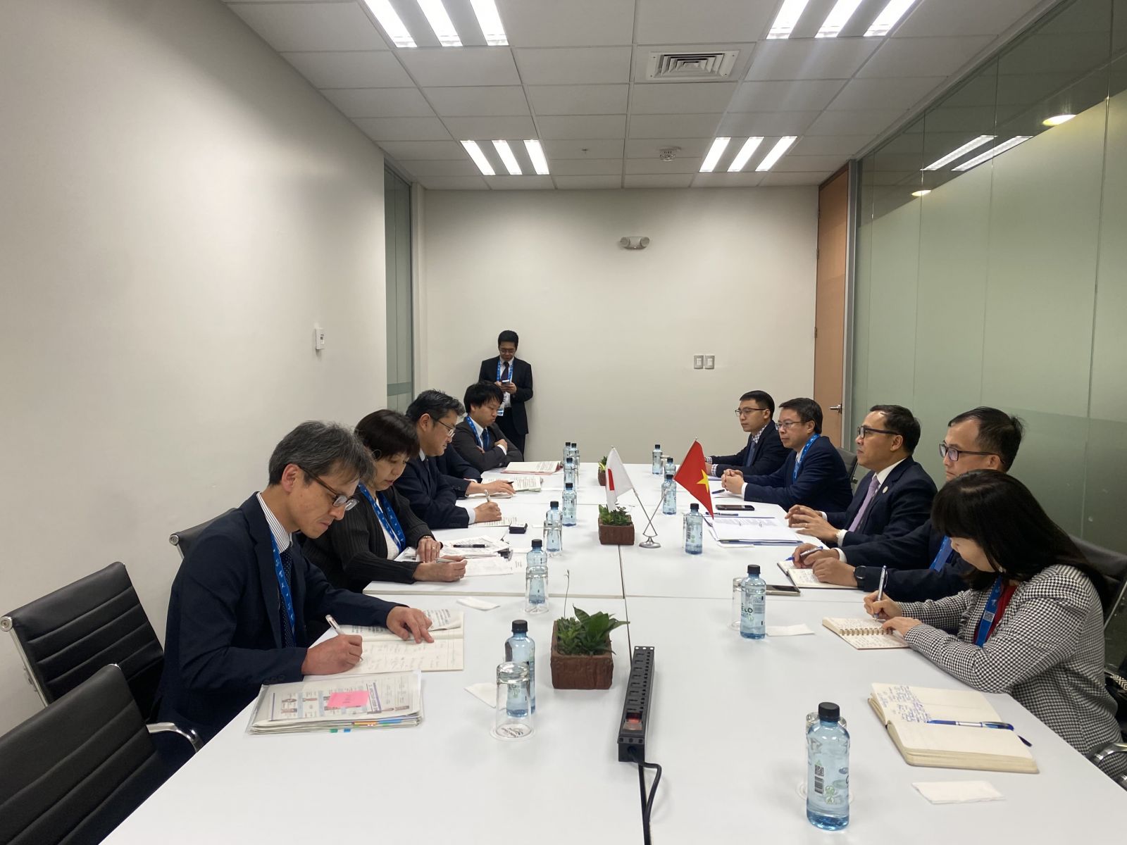 Thứ trưởng Nguyễn Hoàng Long tiếp xúc với các đối tác bên lề Hội nghị EMM 14