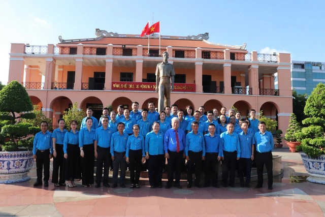 Dâng hương tưởng nhớ Chủ tịch Hồ Chí Minh và Chủ tịch Tôn Đức Thắng