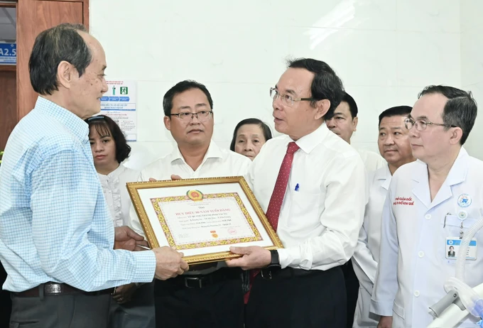 Trao Huy hiệu 80 năm tuổi Đảng cho đảng viên 100 tuổi