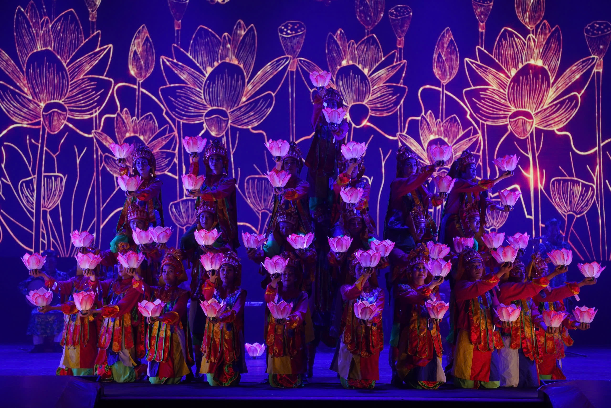 Độc đáo vũ khúc cung đình Lục cúng hoa đăng