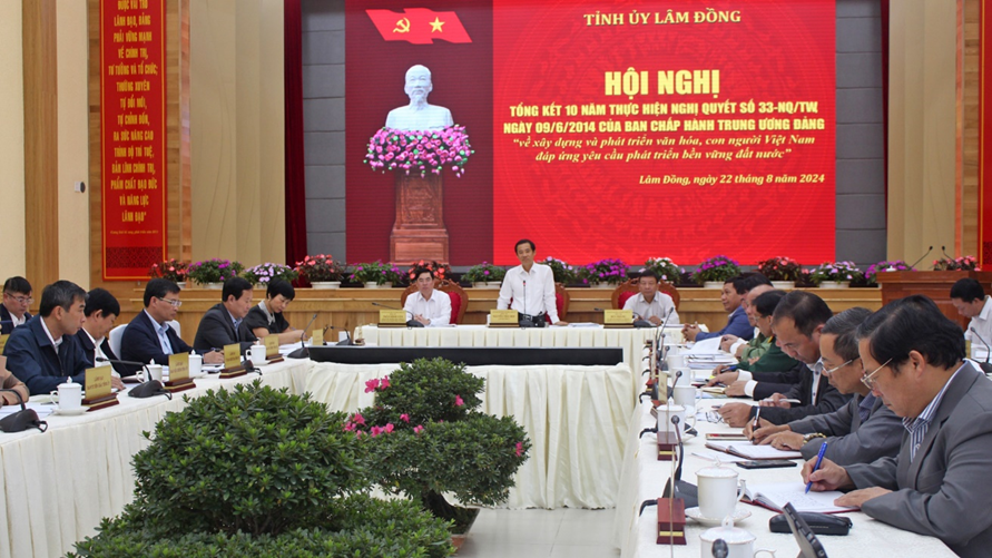 “Xây dựng văn hóa, con người Việt Nam đáp ứng yêu cầu phát triển bền vững đất nước”