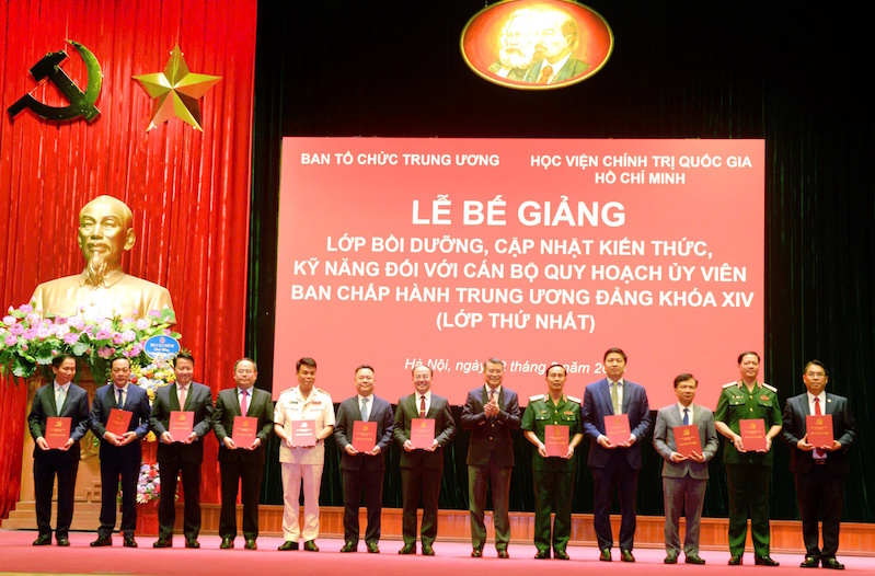 Trao chứng nhận tốt nghiệp cho 50 cán bộ quy hoạch Ủy viên Ban Chấp hành Trung ương Đảng khóa XIV