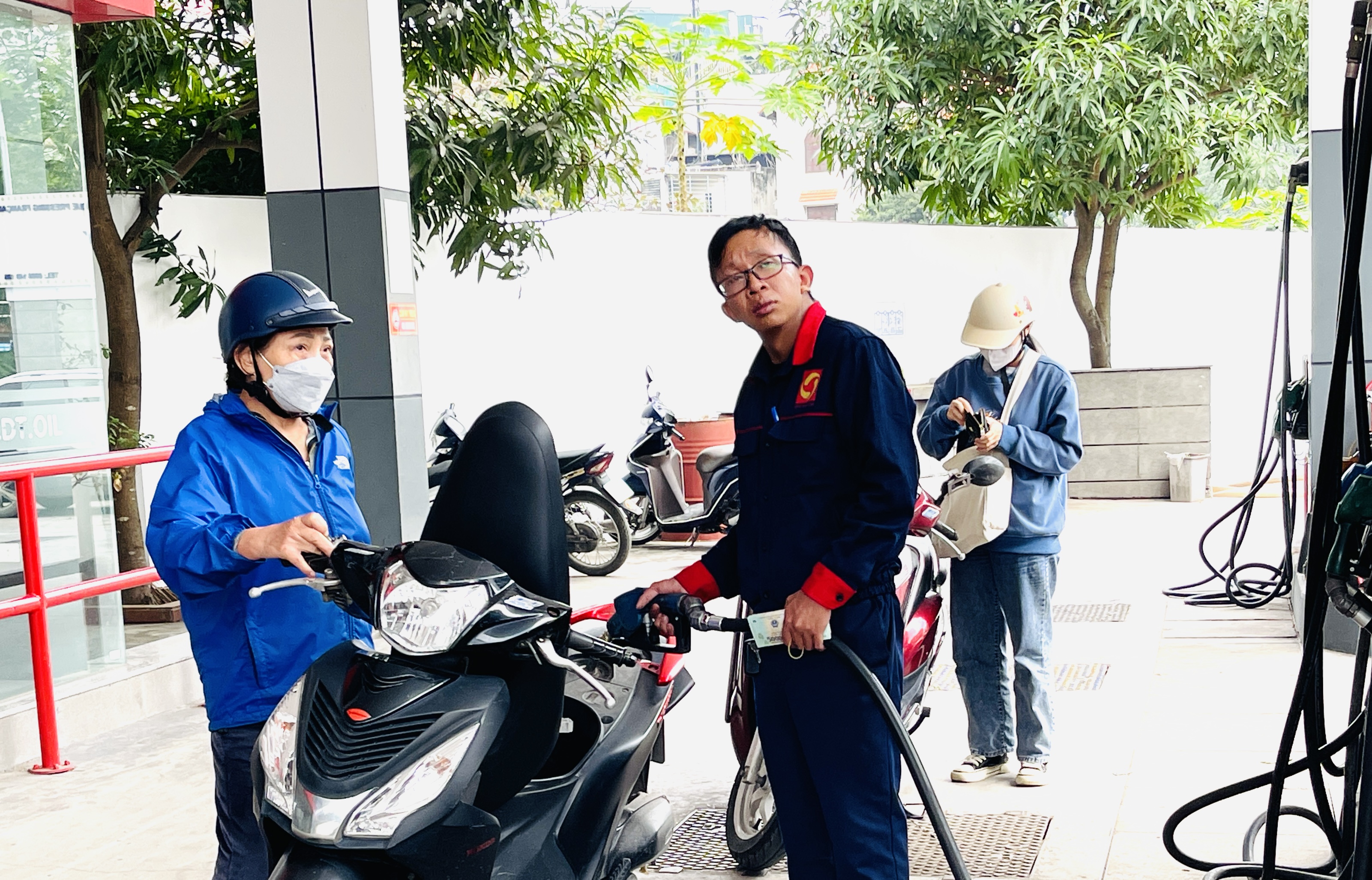 Giá xăng RON 95 giảm 535 đồng lít