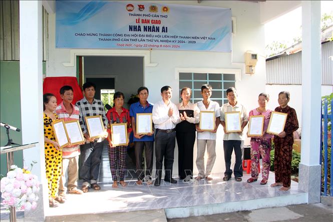 Cần Thơ bàn giao 29 Nhà Nhân ái cho đồng bào các tôn giáo