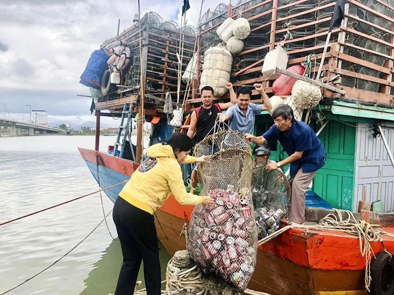Quảng Bình Mở rộng mô hình ngư dân mang rác về bờ