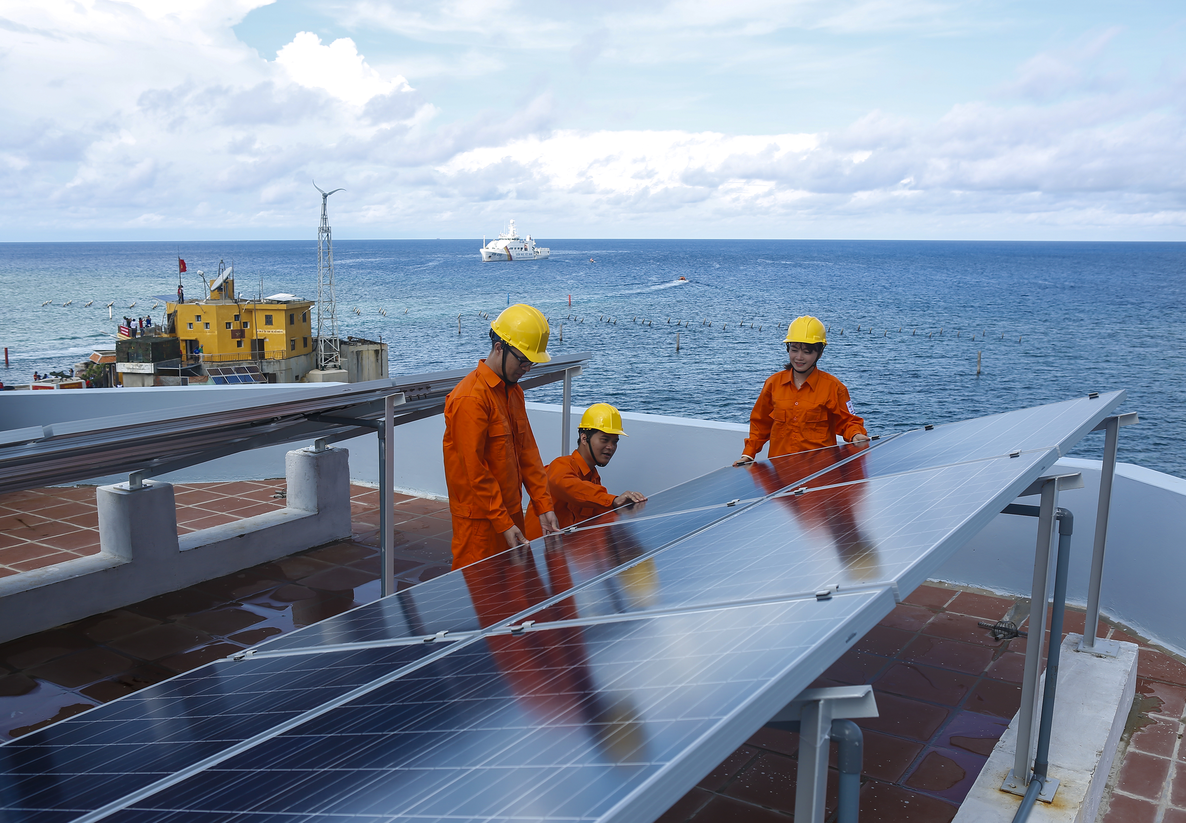 Tiếp tục đảm bảo cung cấp điện phục vụ quân và dân trên Quần đảo Trường Sa và Nhà giàn DK1