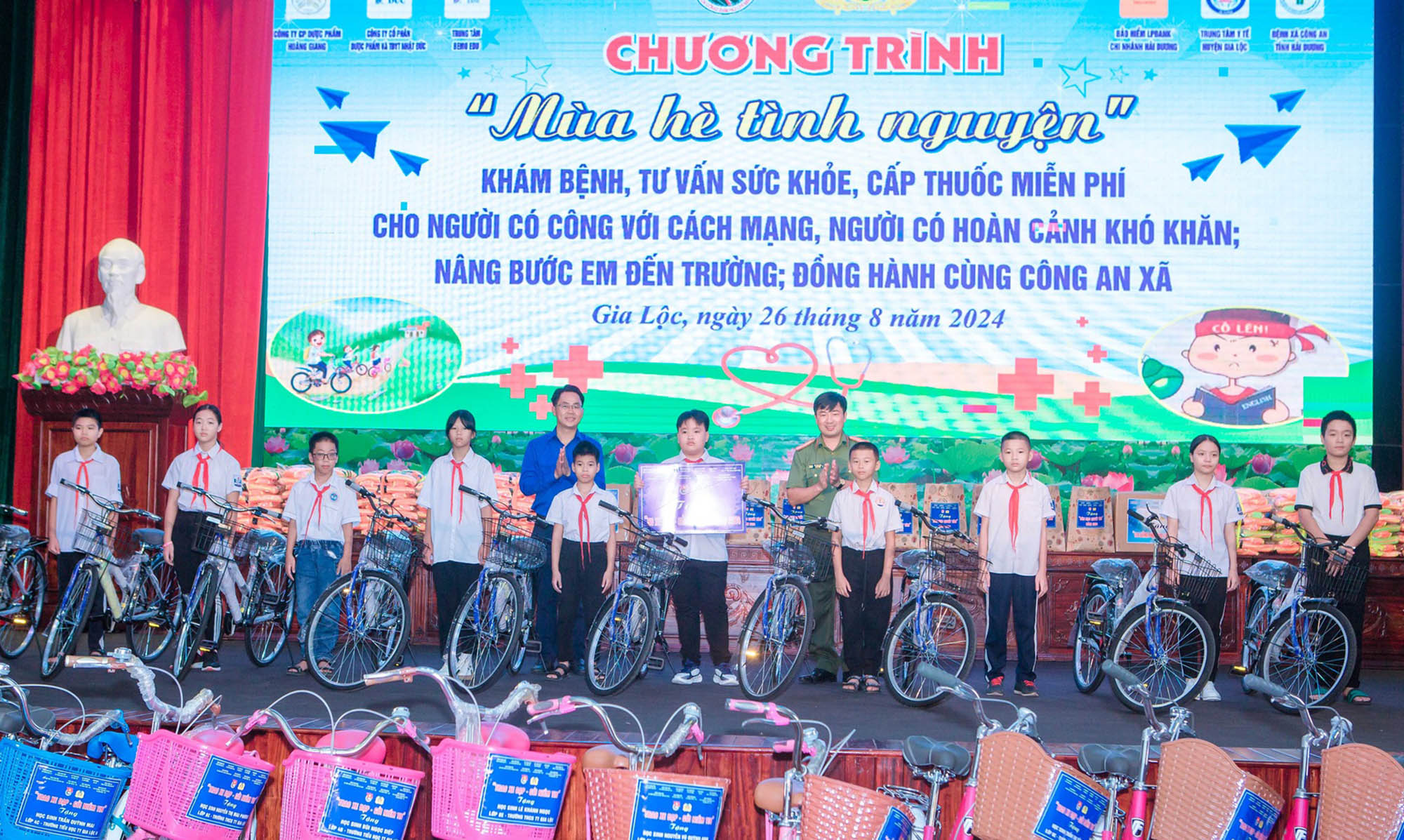 Trao tặng phần quà hơn 300 triệu đồng cho Mùa hè tình nguyện năm 2024 ở Hải Dương