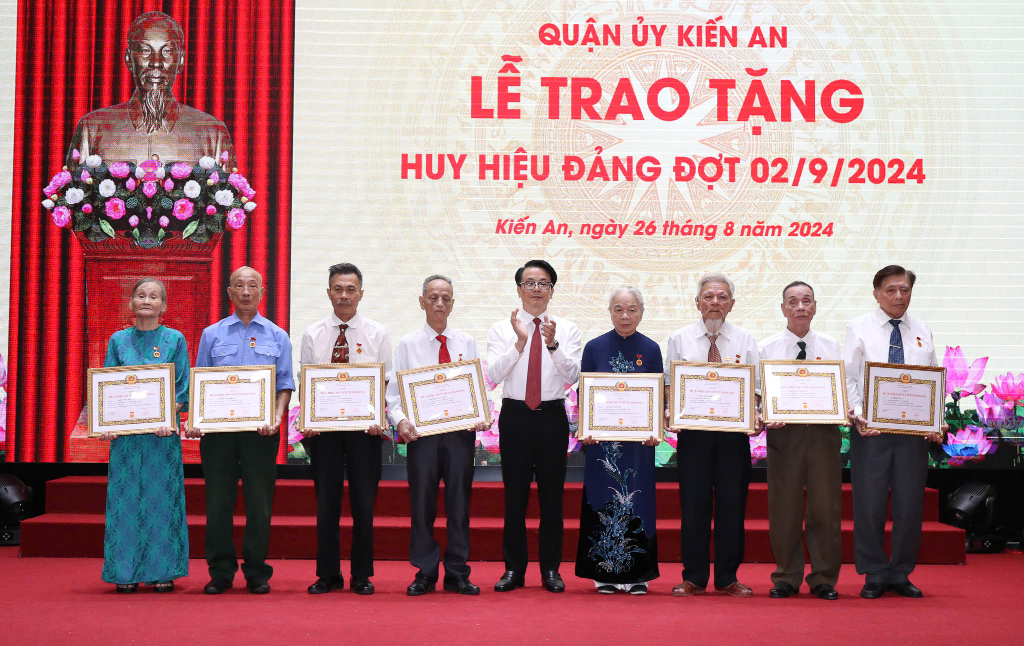 Kiến An Hải Phòng  Trao huy hiệu Đảng đợt 2 9 cho 36 đảng viên