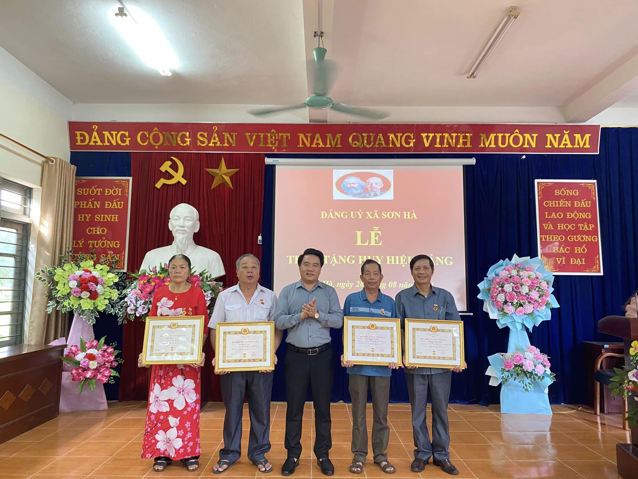 Nhiều đảng viên người dân tộc thiểu số nhận huy hiệu Đảng dịp 02 9 2024