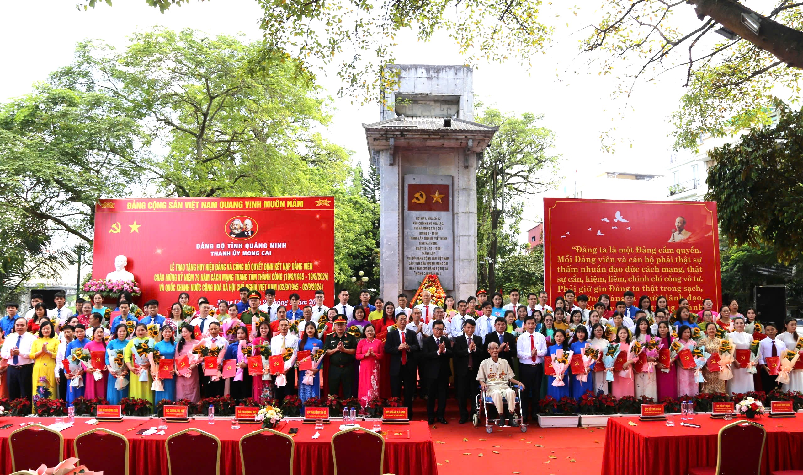 Thành phố Móng Cái trao tặng huy hiệu Đảng và kết nạp 100 đảng viên