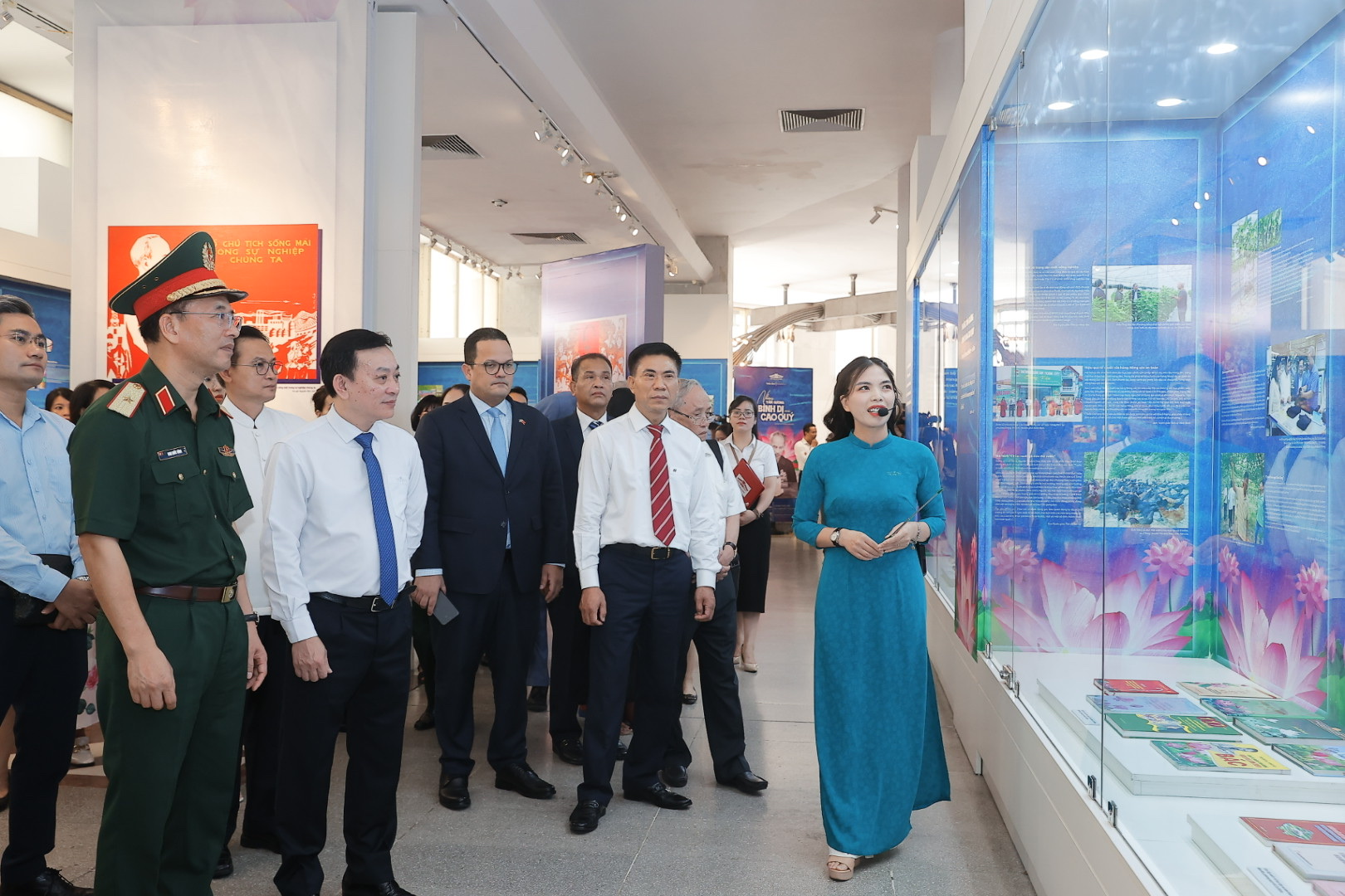 Khai mạc triển lãm Những tấm gương bình dị mà cao quý