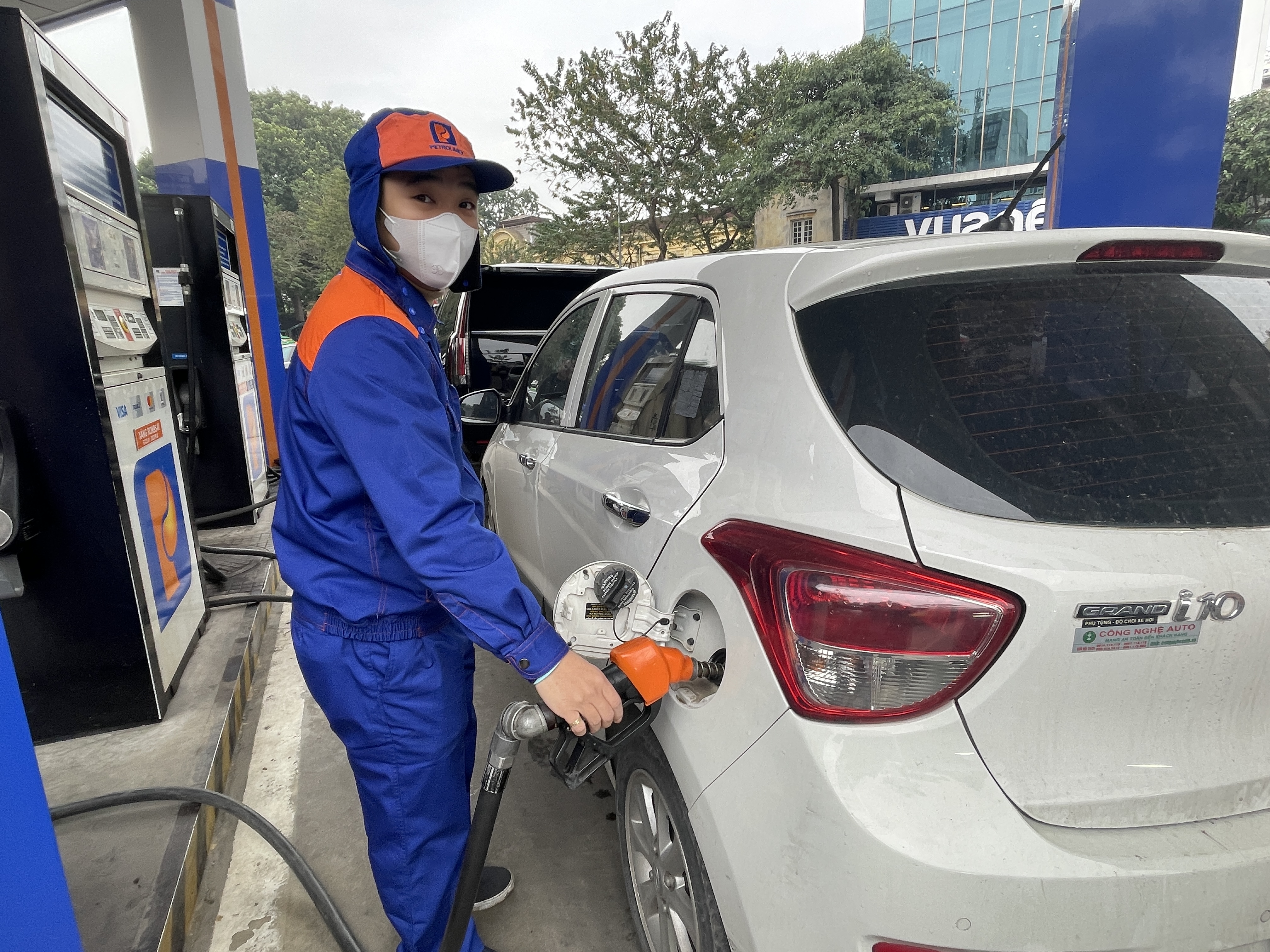 Giá xăng dầu đồng loạt giảm
