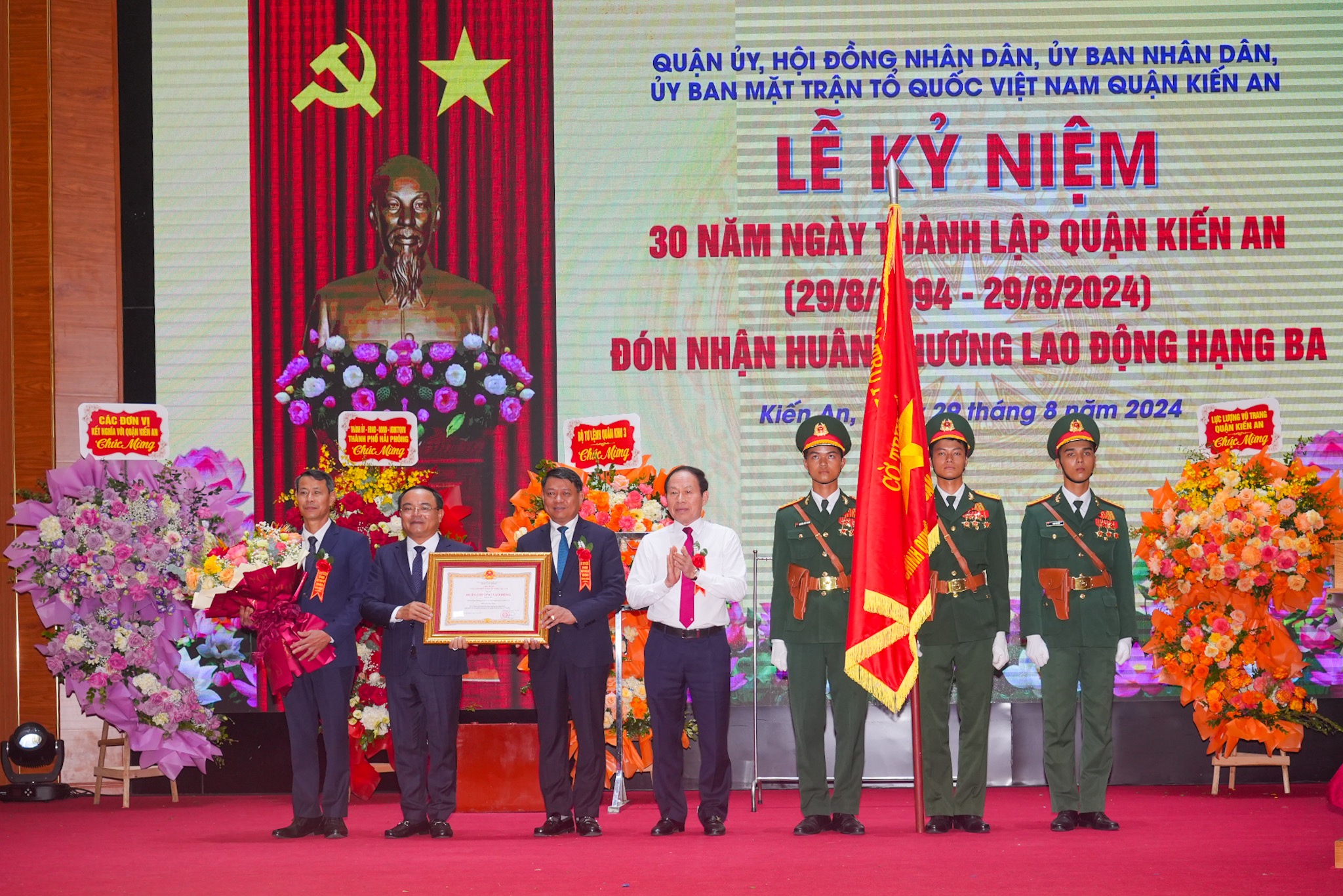 Quận Kiến An Hải Phòng đón nhận Huân chương Lao động Hạng Ba
