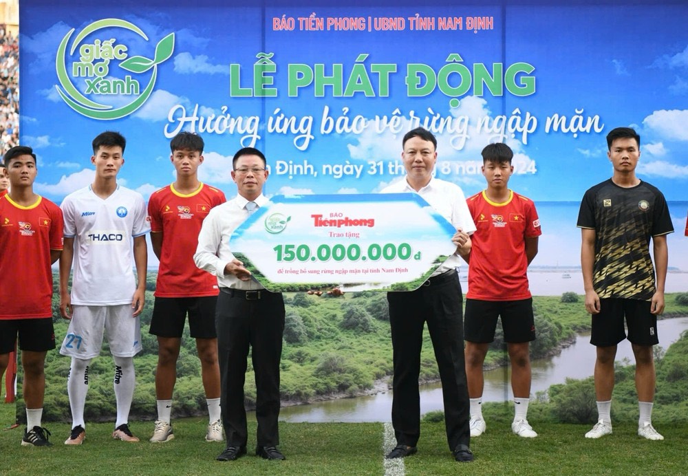Trồng 2 000 cây bảo vệ rừng ngập mặn tại tỉnh Nam Định
