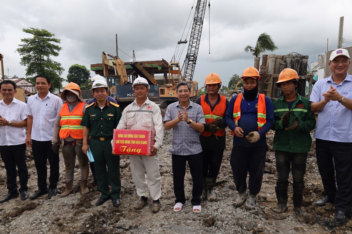 Công nhân làm việc xuyên lễ thi công cao tốc Châu Đốc - Cần Thơ - Sóc Trăng